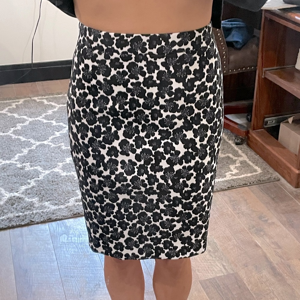 Black and White Floral Pencil Skirt
J Crew Fully Lined.  Size 4